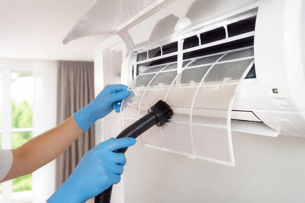 ontdek stap-voor-stap hoe je airco filters schoonmaakt om de werking te optimaliseren en de luchtkwaliteit te verbeteren.